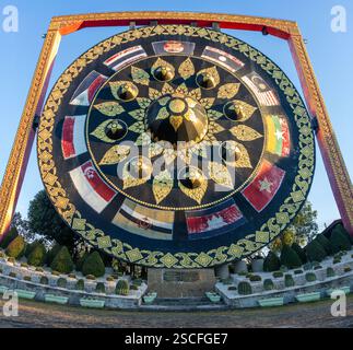 UBON RATCHATHANI, THAILANDIA, 16 dicembre 2024, The Giant Gong in Celebration of the ASEAN Community, Wat Tham Khuha Sawan Foto Stock