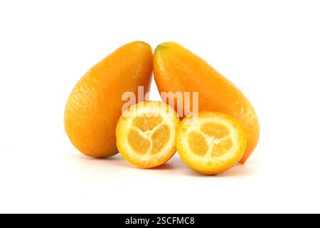 Due kumquat interi e due metà che espongono la polpa succosa vengono visualizzati su uno sfondo bianco incontaminato, creando una composizione vivace e appetitosa Foto Stock