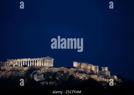 Acropoli illuminata di notte all'ora blu da giù nella città di Atene, in Grecia Foto Stock