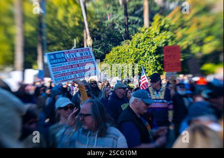 Obiettivo selettivo di un attivista che tiene un segno sulla diversità e l'amore vincere nel Campidoglio dello stato alla protesta anti-Trump del 50501. Foto Stock