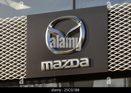 Logo Mazda presso il concessionario di auto a Nieuwegein. Mazda è una multinazionale giapponese produttrice di automobili con sede a Fuchū, Hiroshima, Giappone Foto Stock