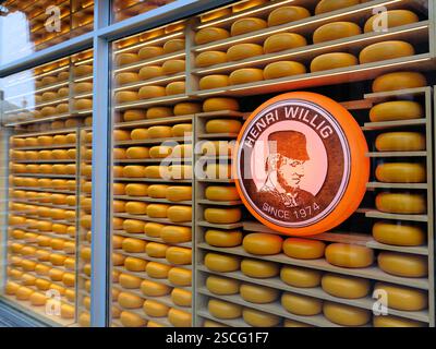 Cheese & More di Henri Willig al Marienplatz di Monaco, Germania, con forme di formaggio in esposizione; negozio di articoli da regalo che vende prodotti caseari olandesi artigianali Foto Stock