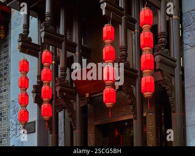 Lanterne rosse appese alla porta Foto Stock
