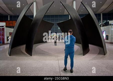 Toronto Canada - 9 gennaio 2025 - Arte all'aeroporto Pearson - sfere inclinate di Richard Serra Foto Stock