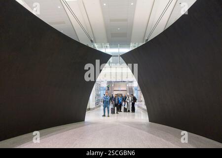 Toronto Canada - 9 gennaio 2025 - Arte all'aeroporto Pearson - sfere inclinate di Richard Serra Foto Stock