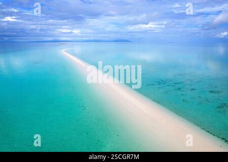 Spiaggia sabbiosa per vacanze con sabbia bianca e acqua trasparente blu turchese, isola di Muna, Sulawesi, Indonesia Foto Stock