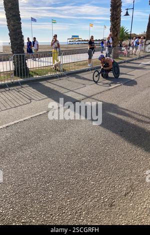 TORREMOLINOS, SPAGNA - 20 OTTOBRE 2024: Finale dei Campionati mondiali di triathlon, paralanici a Torremolinos, Spagna, il 20 ottobre 2024 Foto Stock