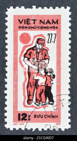 Francobollo cancellato stampato dal Vietnam, che celebra il 25° anniversario della Guerra Martiri e Invalids Day, intorno al 1973. Foto Stock