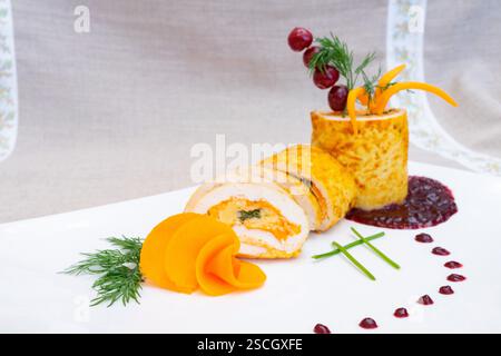 Un delizioso panino di pollo è servito con vivaci decorazioni. Il piatto è composto da pollo a fette ripieno di arancia e ingredienti verdi Foto Stock