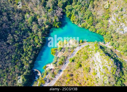 Fotografie aeree del ponte Xiaoqikong a Libo, provincia di Guizhou, in una giornata di sole Foto Stock