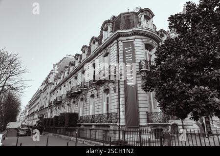 Parigi, Francia - 24 gennaio 2022: Vista generale della strada da Parigi, la capitale francese. Tipica architettura francese e vista sulla città. Foto Stock