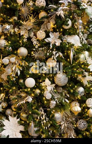 Lussuoso albero di Natale con ornamenti e luci oro e argento. Foto Stock