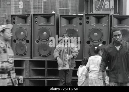 Uomo nero che balla davanti a un enorme sistema audio al festival Foto Stock