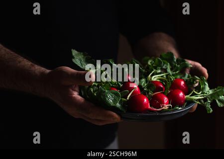 Uomo che tiene la piastra di raggi rossi Foto Stock