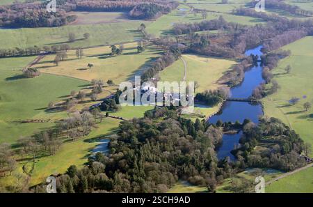 Veduta aerea della sede per matrimoni della casa di campagna Capesthorne Hall vicino a Macclesfield, Cheshire, Regno Unito Foto Stock