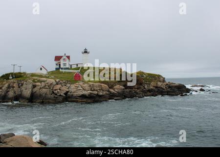 Faro di Nubble in un giorno di pioggia Foto Stock