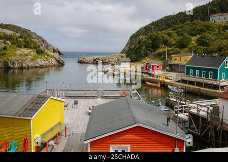 Colorata vista costiera di un vivace lungomare di St. John's, Terranova e Labrador. La scena mostra edifici dai colori vivaci, acqua serena, un Foto Stock