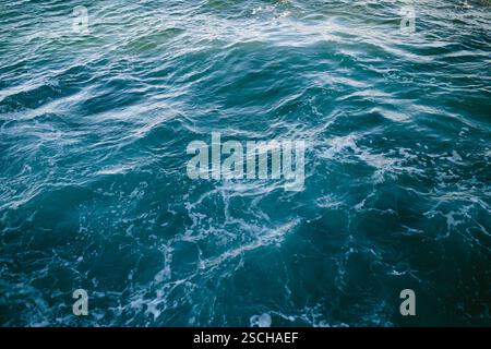 Primo piano di onde oceaniche dinamiche con motivi vorticosi e texture spumeggianti a Flatrock, Terranova e Labrador, Canada. Questa immagine mostra il natu Foto Stock