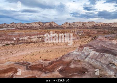 Un'impressionante ripresa di droni aerei cattura il terreno variegato e accidentato di Hanksville, Utah, mostrando le colorate formazioni rocciose striate e le tele della zona Foto Stock