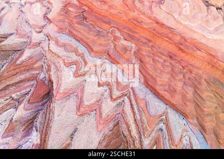 Una splendida fotografia aerea che cattura le intricate e colorate formazioni rocciose vicino al fiume San Juan nello Utah, mostrando l'arte della natura nel CA Foto Stock