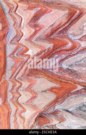 Splendida fotografia aerea che cattura le intricate formazioni rocciose sedimentarie del fiume San Juan nello Utah. Gli strati ricurvi sfoggiano un look naturale Foto Stock