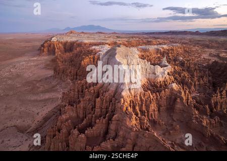 Accattivante ripresa aerea del Goblin Valley State Park nello Utah, che mostra il suo intricato paesaggio e le torreggianti formazioni rocciose sotto un tramonto in dissolvenza, cr Foto Stock