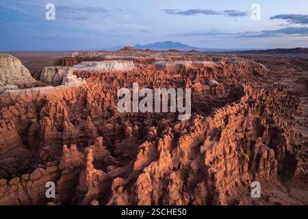 Fotografia aerea che cattura il paesaggio mozzafiato del Goblin Valley State Park, Utah, mostrando le sue formazioni di arenaria uniche e accattivante g Foto Stock