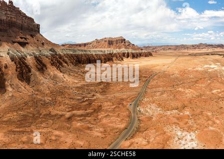 Cattura aerea panoramica delle formazioni rocciose erose e del terreno esteso del Goblin Valley State Park nello Utah, USA, che mostra l'artwor della natura Foto Stock