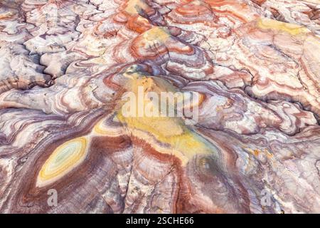 Una splendida vista aerea delle colorate formazioni di arenaria bentonite nello Utah, Stati Uniti. I motivi e le texture vivaci mostrano bellezza naturale e geologica Foto Stock