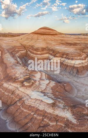 Incredibile ripresa aerea che cattura gli intricati strati e le colline ondulate di argilla bentonite nell'aspro paesaggio dello Utah, evidenziato dalle calde sfumature del tramonto. Foto Stock
