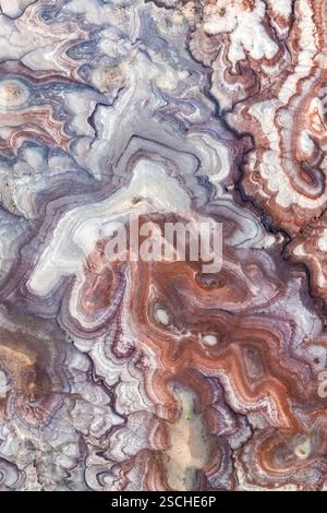 Splendida vista aerea delle formazioni di pietra arenaria bentonite dello Utah. Gli strati vibranti creano un ipnotico schema geologico astratto in un ambiente natura unico Foto Stock