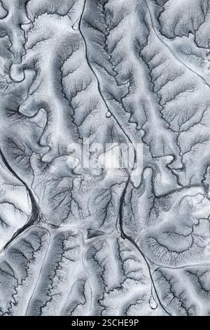Accattivante ripresa aerea del terreno unico e ondulato che si affaccia sul paesaggio lunare dello Utah, che mostra l'arte della natura nelle complesse texture e nella pa Foto Stock