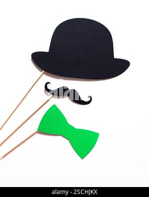 Divertenti oggetti di scena per feste con cappello nero, baffi e cravatta verde per scattare foto Foto Stock