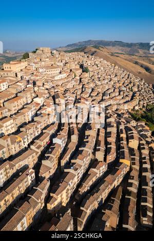 Vista aerea delle case labirintiche della città vecchia di Gangi, distretto di Palermo, Sicilia, Italia. Foto Stock