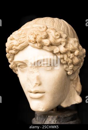 Bella testa di giovane romano scolpita in marmo Foto Stock
