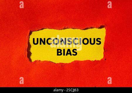 Messaggio di bias inconscio scritto su carta strappata rossa su sfondo giallo. Simbolo di pregiudizio inconscio concettuale. Copia spazio. Foto Stock