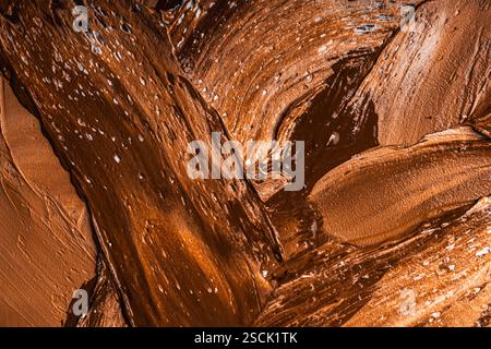Sfondo astratto con consistenza in gesso marrone o cioccolato. Sfondo senza cuciture con grandi tratti di pennello. Texture stilizzata ruvida con spazio f Foto Stock
