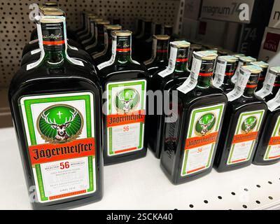 Kiev, Ucraina - 4 febbraio 2025: Primo piano di bottiglie di liquore Jagermeister disposte in file su uno scaffale al dettaglio. Foto Stock