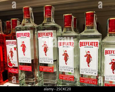 Kiev, Ucraina - 4 febbraio 2025: Esposizione ravvicinata delle bottiglie di gin Beefeater ordinate su uno scaffale al dettaglio Foto Stock