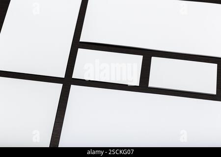 Composizione artistica moderna con forme geometriche e linee a contrasto in uno stile minimalista su sfondo bianco Foto Stock