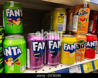 Kiev, Ucraina - 4 febbraio 2025: Colorate lattine di Fanta, con sapori di uva, pesca e limone sugli scaffali. Foto Stock