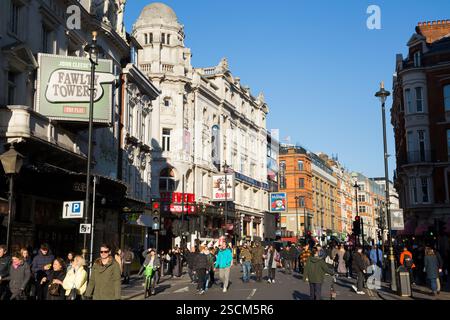 Il West End Theatre Land / teatri recano insegne per opere teatrali che pubblicizzano produzioni come Fawlty Towers, Oliver e Les Miserables to Theatergoers. Shaftesbury Avenue. Londra. REGNO UNITO. (143) Foto Stock