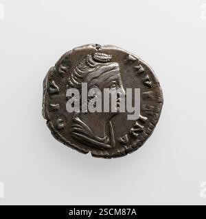 Denario con Faustina il Vecchio, dopo il 141. Informazioni aggiuntive: Denario d'argento. Da un lato si trova un busto di Faustina il Vecchio, moglie dell'imperatore Antonino Pio (regnato d.C. 138-161). Iscrizione: DIVA FAVSTINA. Coniato a Roma, dopo il 141 d.C. Foto Stock