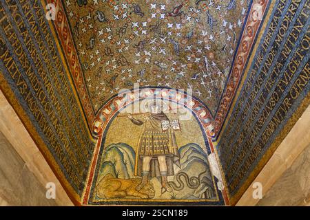 Cristo, vestito da guerriero vittorioso, con una croce sulla spalla - Mosaico (V sec d.C.) - Cappella Arcivescovile (Cappella di Sant'Andrea) - Ravenna, Italia Foto Stock