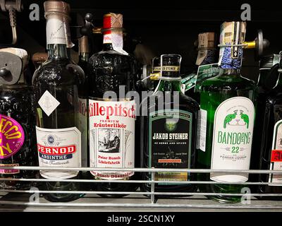 Kiev, Ucraina - 4 febbraio 2025: Selezione di liquori alle erbe e liquori disposti sullo scaffale in vendita. Foto Stock
