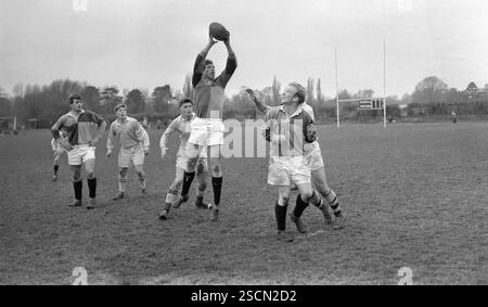 Anni '1950, storico rugby union, un giocatore che salta in aria per prendere la palla in linea (lancio) in una partita all'Oxford University Rugby Club, Inghilterra, Regno Unito. Foto Stock