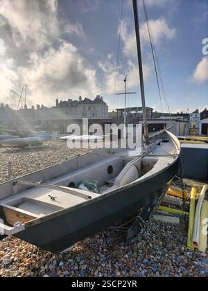 Timeless Boats by the Shore: Uno sguardo al patrimonio marittimo, dove il legno intramontabile e il fascino costiero raccontano storie sul mare. Foto Stock