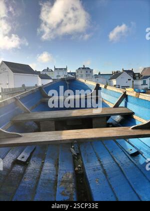 Timeless Boats by the Shore: Uno sguardo al patrimonio marittimo, dove il legno intramontabile e il fascino costiero raccontano storie sul mare. Foto Stock