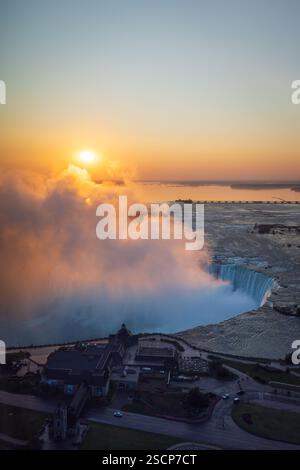 Ripresa aerea delle cascate del Niagara all'alba, grande specchio d'acqua con una cascata, Canada Foto Stock