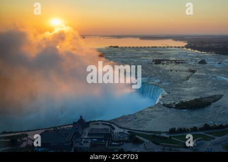 Ripresa aerea delle cascate del Niagara all'alba, grande specchio d'acqua con una cascata, Canada Foto Stock
